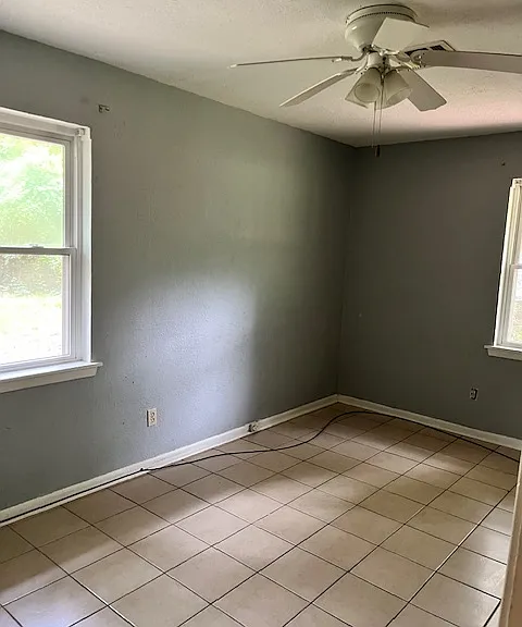 109 Lawrence Dr — Photo 5