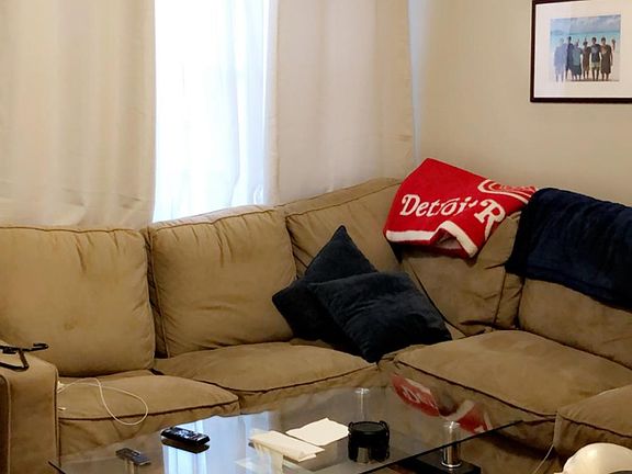 4th image of 832 S Claremont Ave #1R