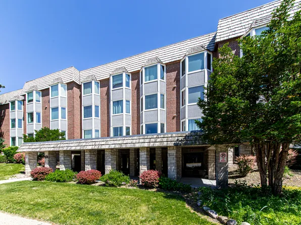 401 Ascot Dr APT 2E, Park Ridge, IL 60068