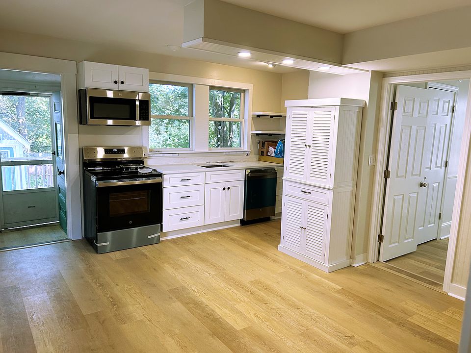 Eat in kitchen