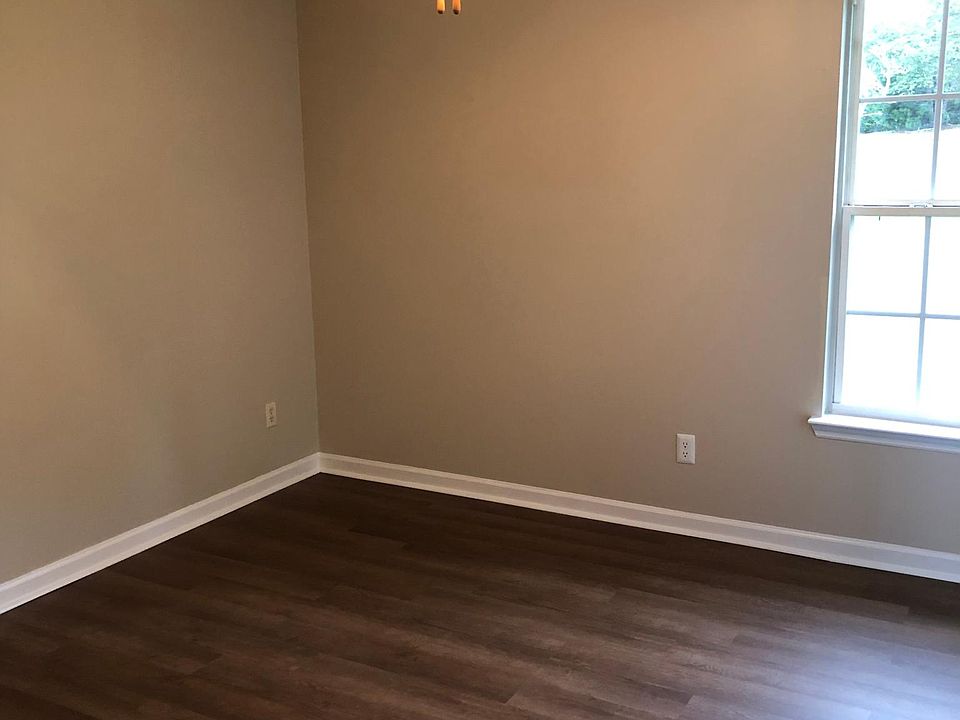 2nd image of 466 Guyler St