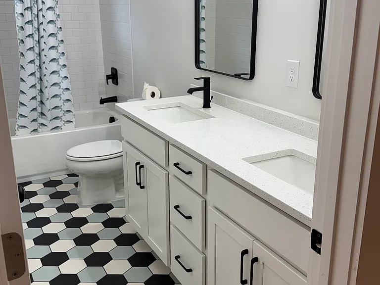 Second full bathroom (upstairs).