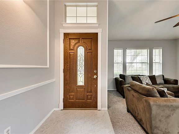 4th image of 929 Eagle Dr