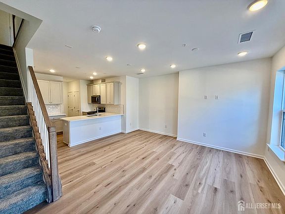 2nd image of 400 Willow Ave #405