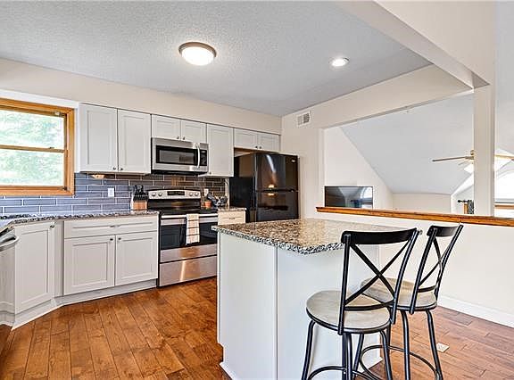 3rd image of 6140 W 157th Ter
