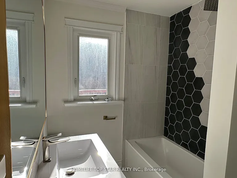 Cartier Cres — Photo 10