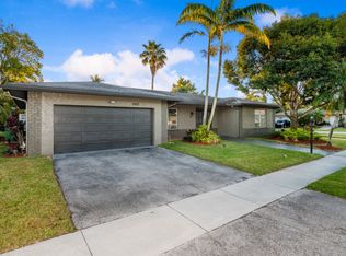 580 Oakwood Ln, Weston, FL 33326