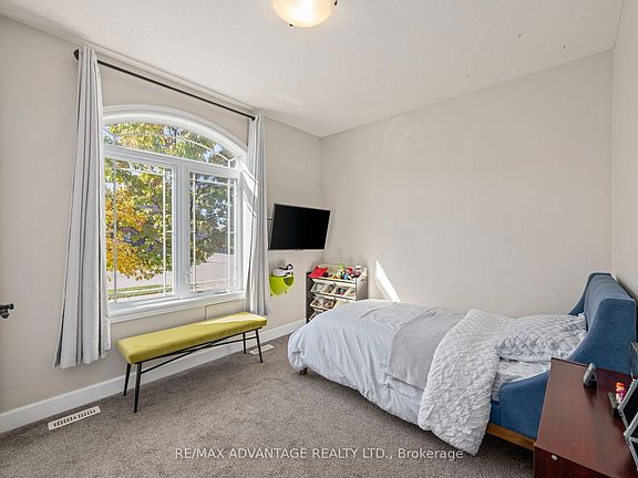 5th image of 290 Walnut St