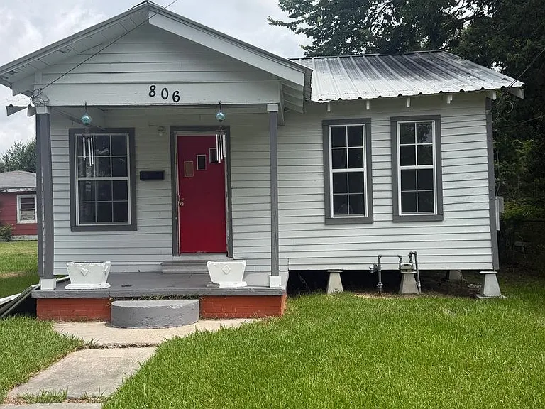 806 W D St — Photo 1
