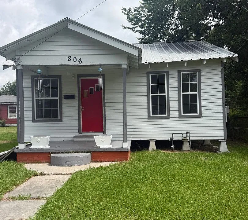806 W D St