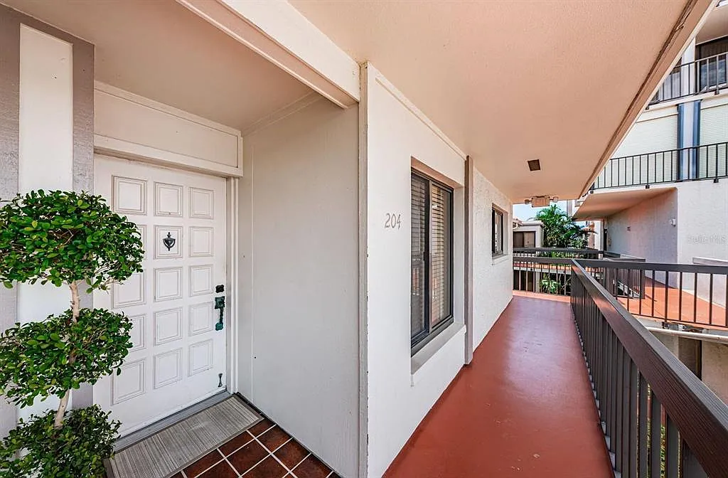 2 bed, 2.0 bath, 915 sqft, $2,000 — Photo 1