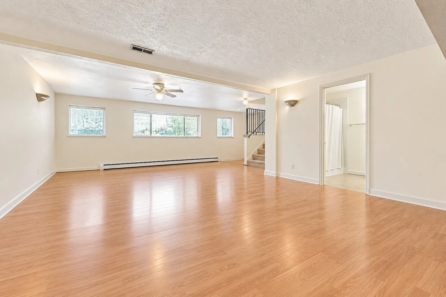 4 bed, 2325 sqft, $2,500 — Photo 4