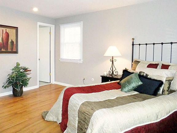 5th image of 361 Dumbarton Blvd