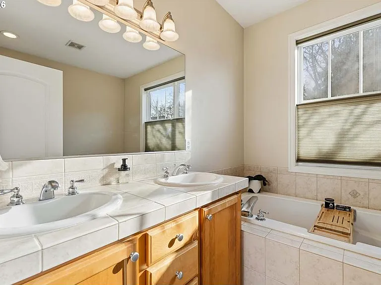 2442 NW Burnett St — Photo 13
