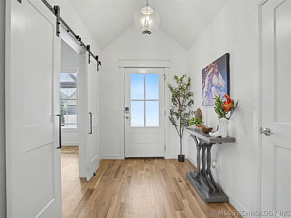 4th image of 2918 E Rockford Pl