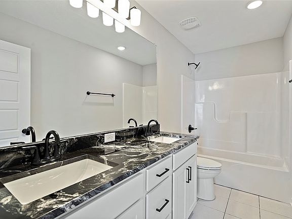 4th image of 812 Knoll Dr