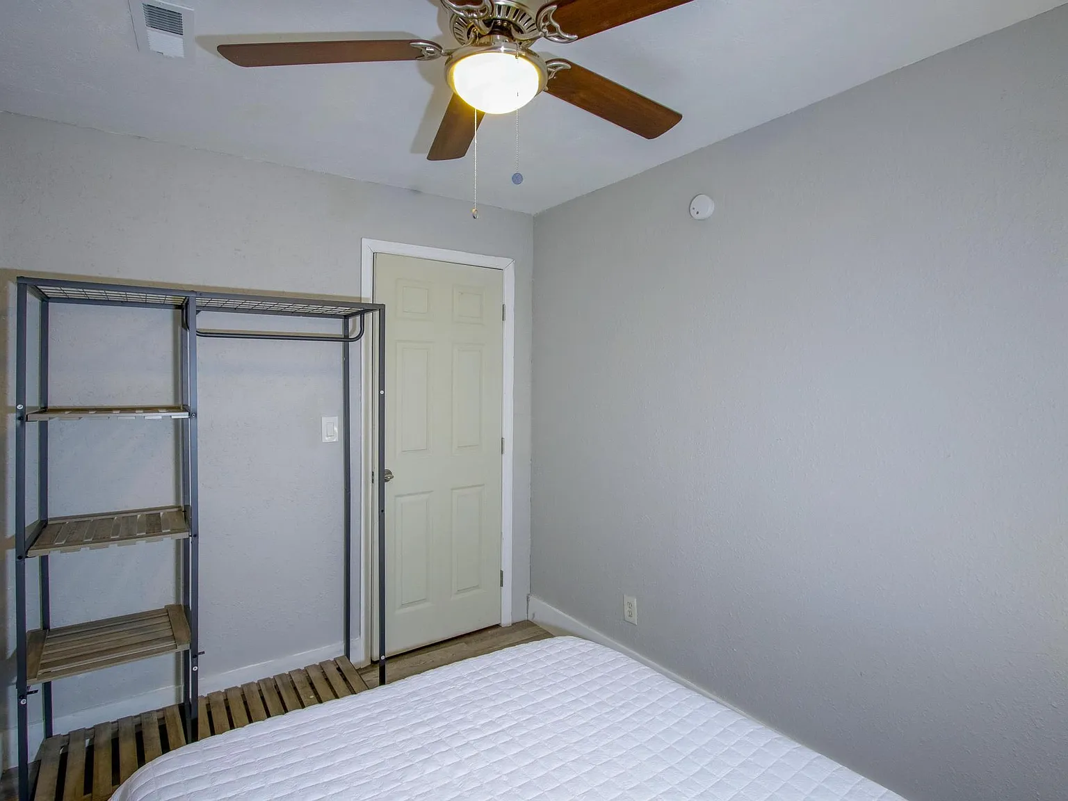 4 bed, 2.0 bath, 1384 sqft, $845 — Photo 2