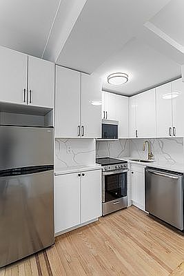 5th image of 25 E 67th St APT 7A