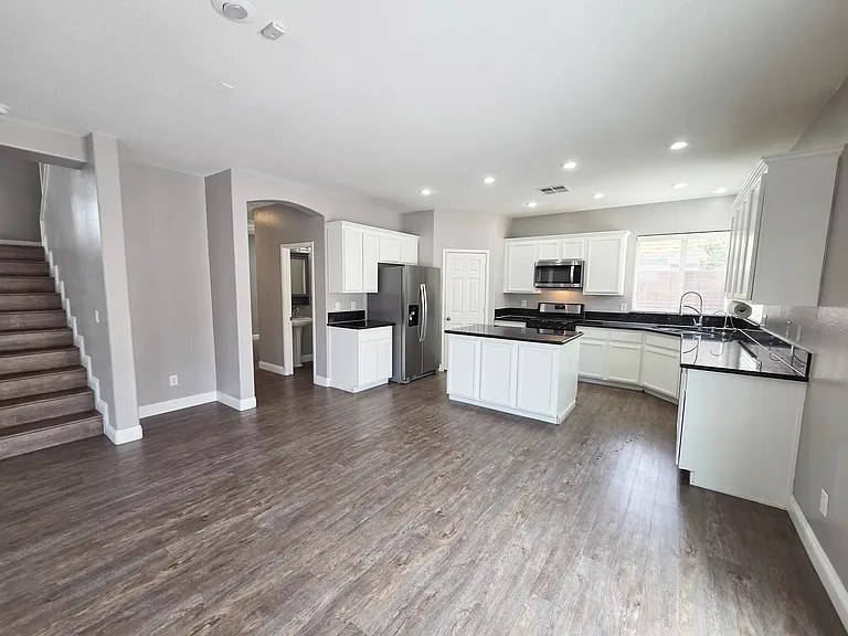9946 Burton Lake Ct — Photo 7