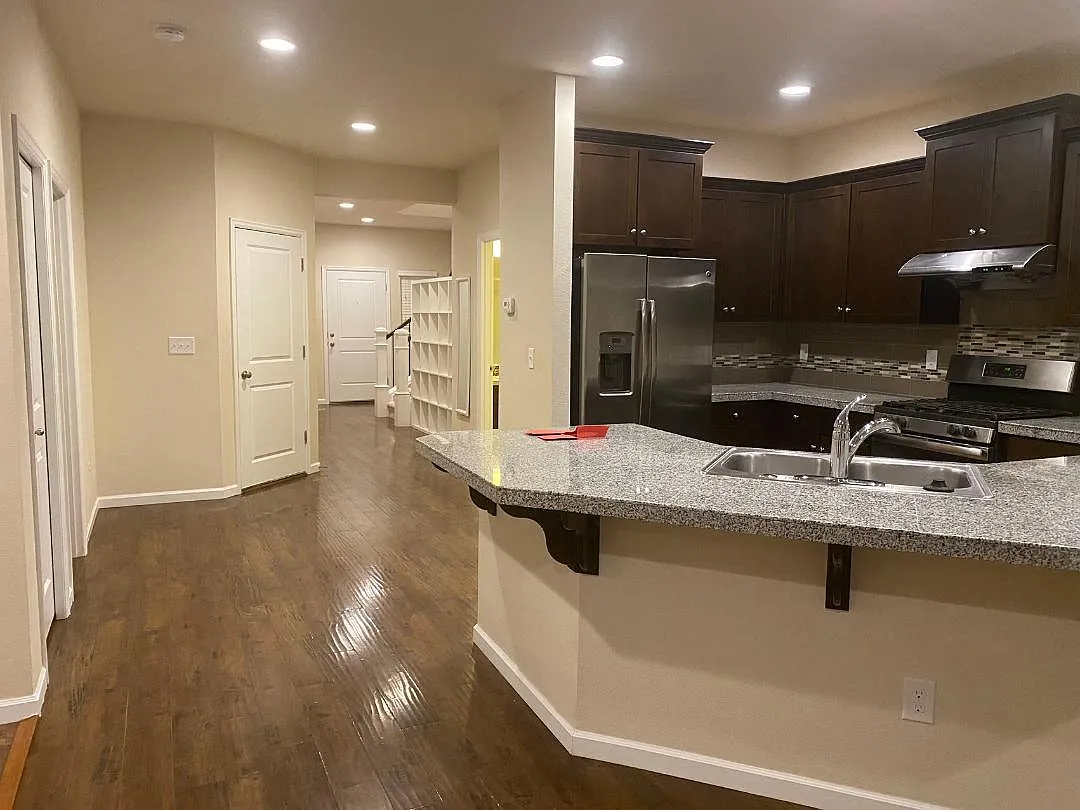 6 bed, 2554 sqft, $3,650 — Photo 3
