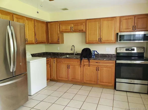 27 Georgia Road APT 19, Montville, CT 06370
