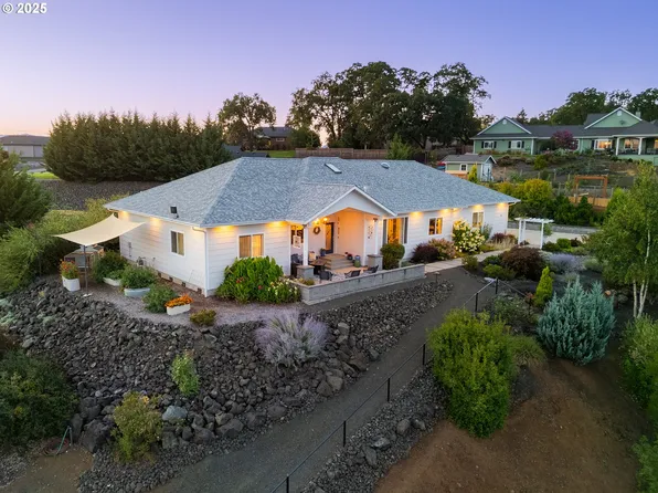 124 Old Barn Ct, Roseburg, OR 97471