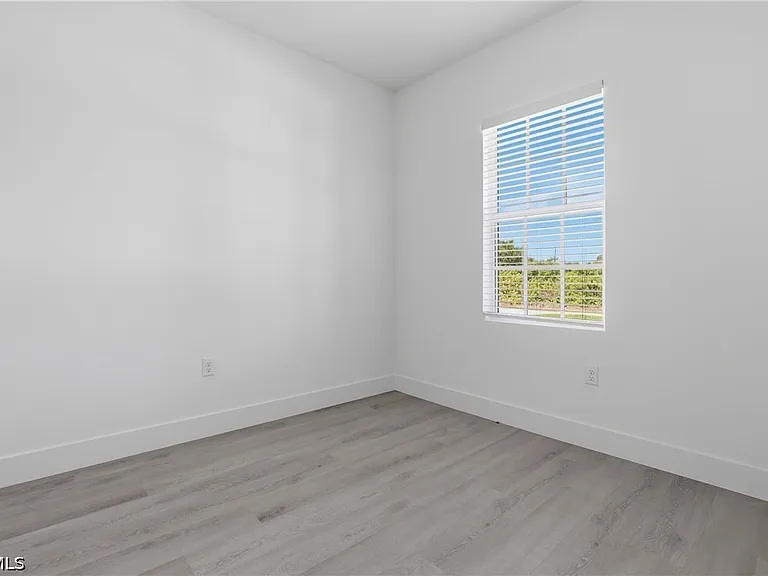 721 Ivan Ave S — Photo 12