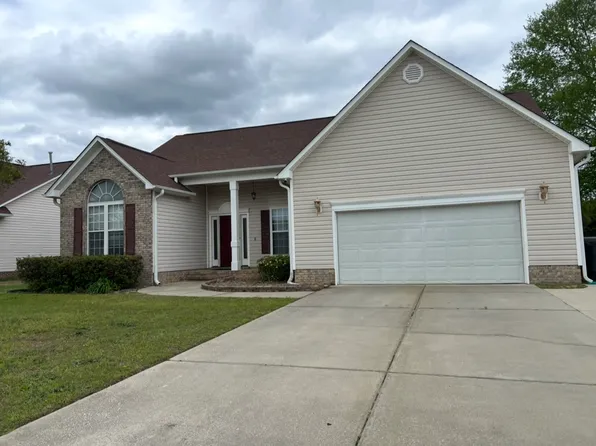 1025 Thistle Gold Dr, Hope Mills, NC 28348