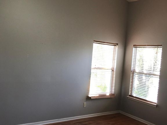 3rd image of 4450 Connaught Dr W