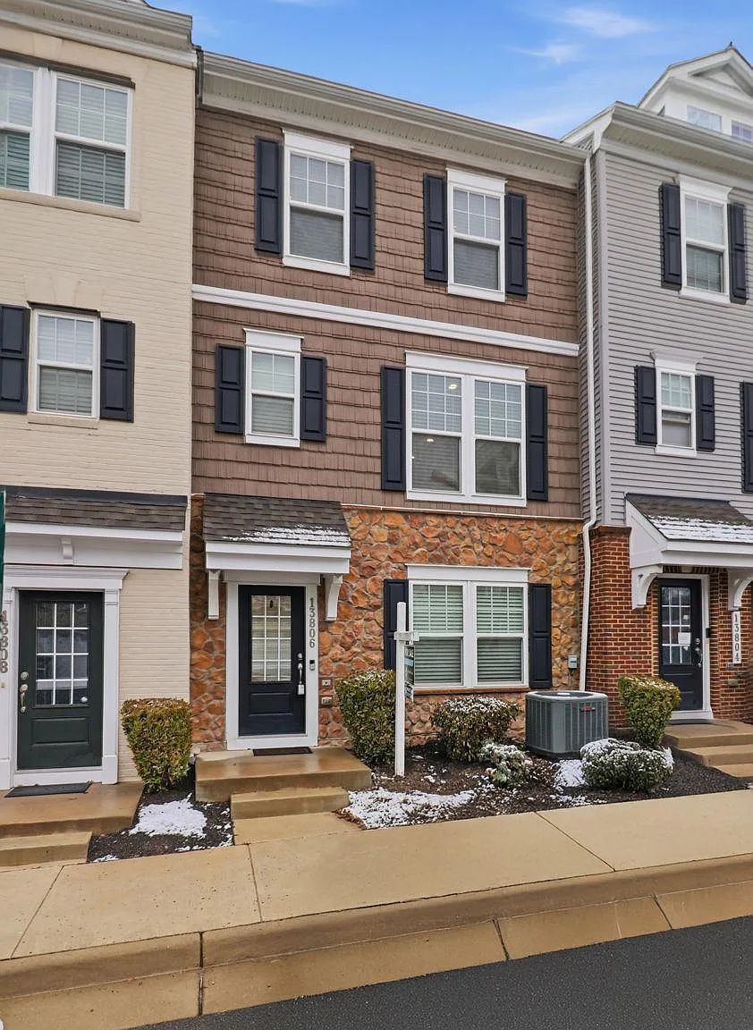 3 bed, 3.5 bath, 1952 sqft, $3,100 — Photo 4
