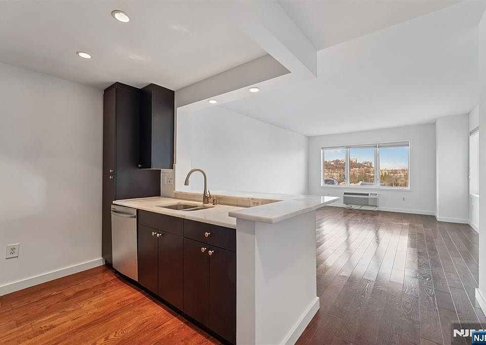 1st image of 3118 City Pl