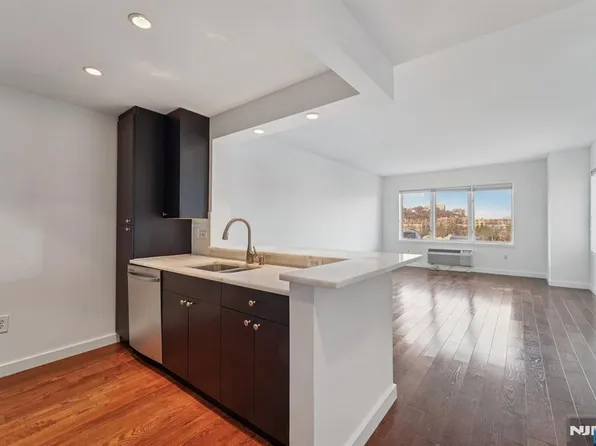 3118 City Pl, Edgewater, NJ 07020