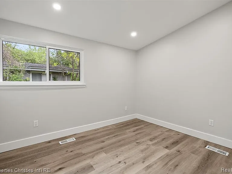 29464 Fairfax St — Photo 16