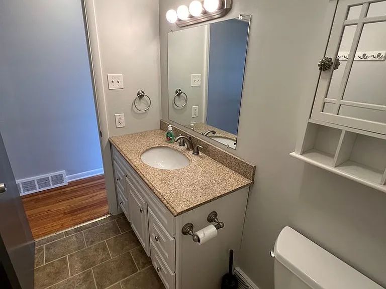 427 W Marion St — Photo 15