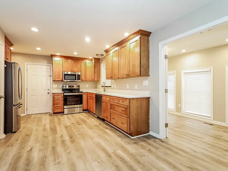 8313 Poplar Grove Cir — Photo 8