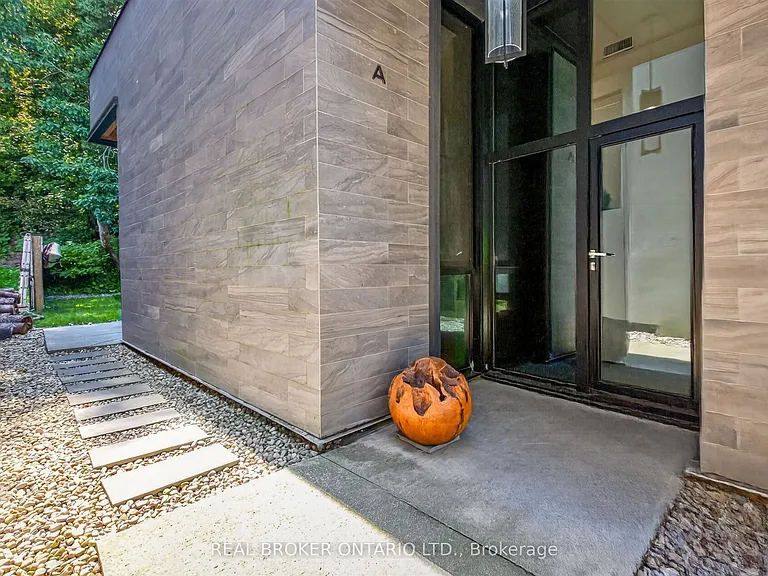 90A S Kingsway Way — Photo 2