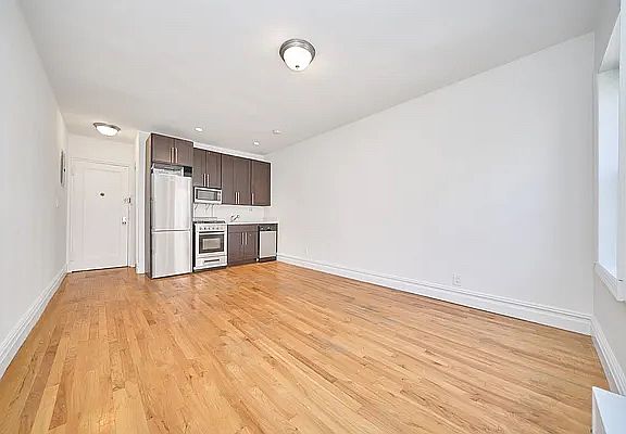 2nd image of 120 E 4th St APT 1B