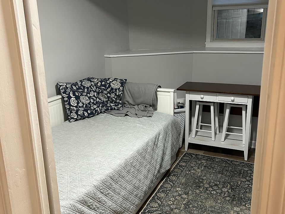second bedroom, good for office/guest room space - no closet