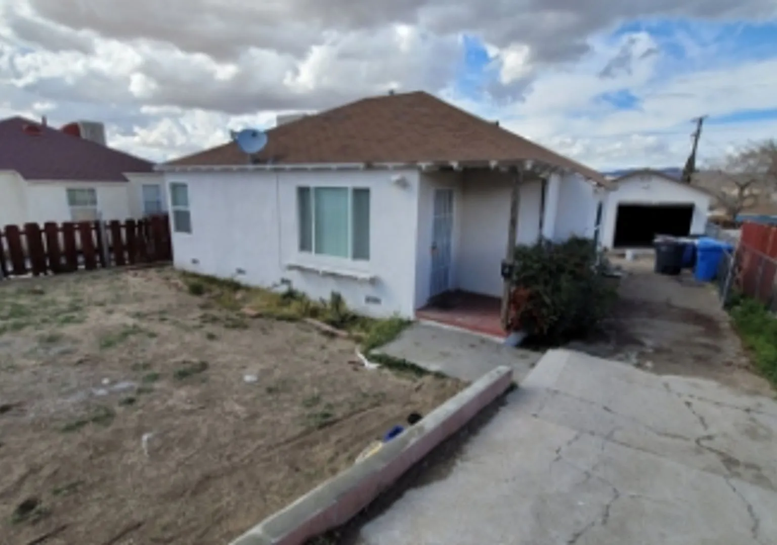 2 Bedroom 1 Bath home w/ washer Dryer Hook Ups. — Photo 1
