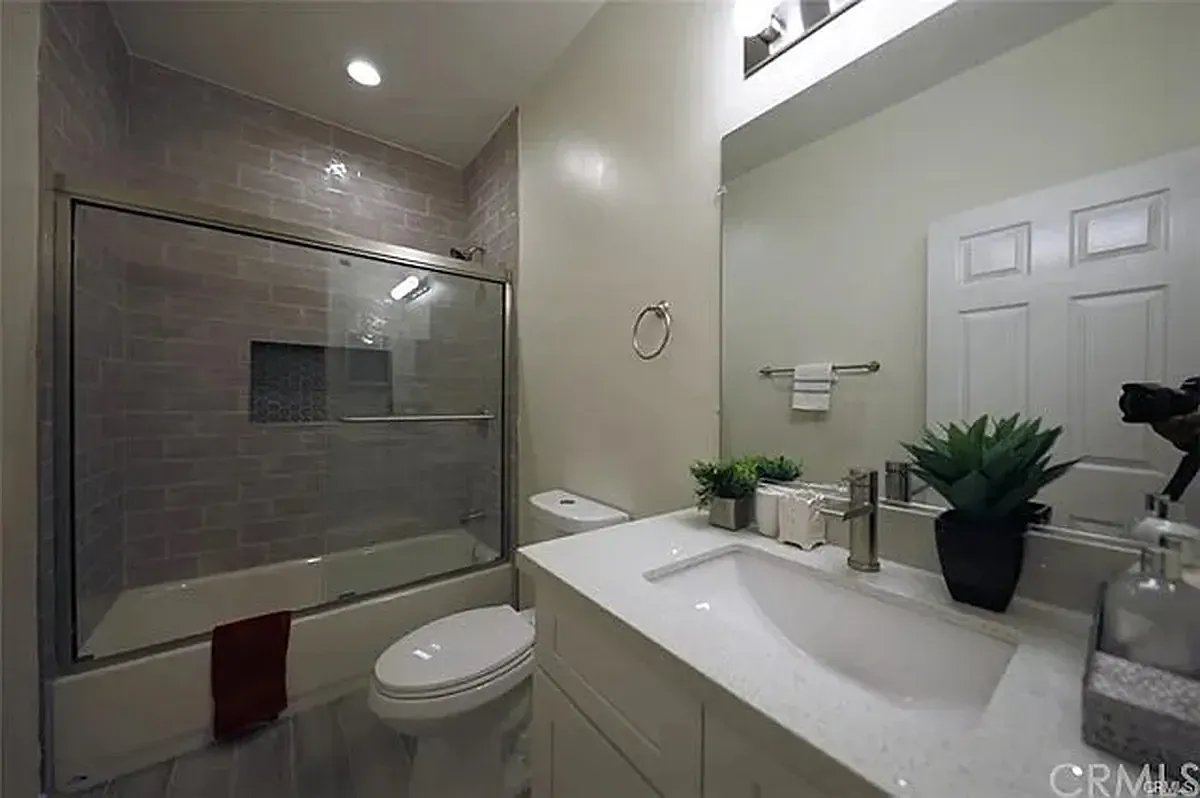2 bed, $1,386 — Photo 2