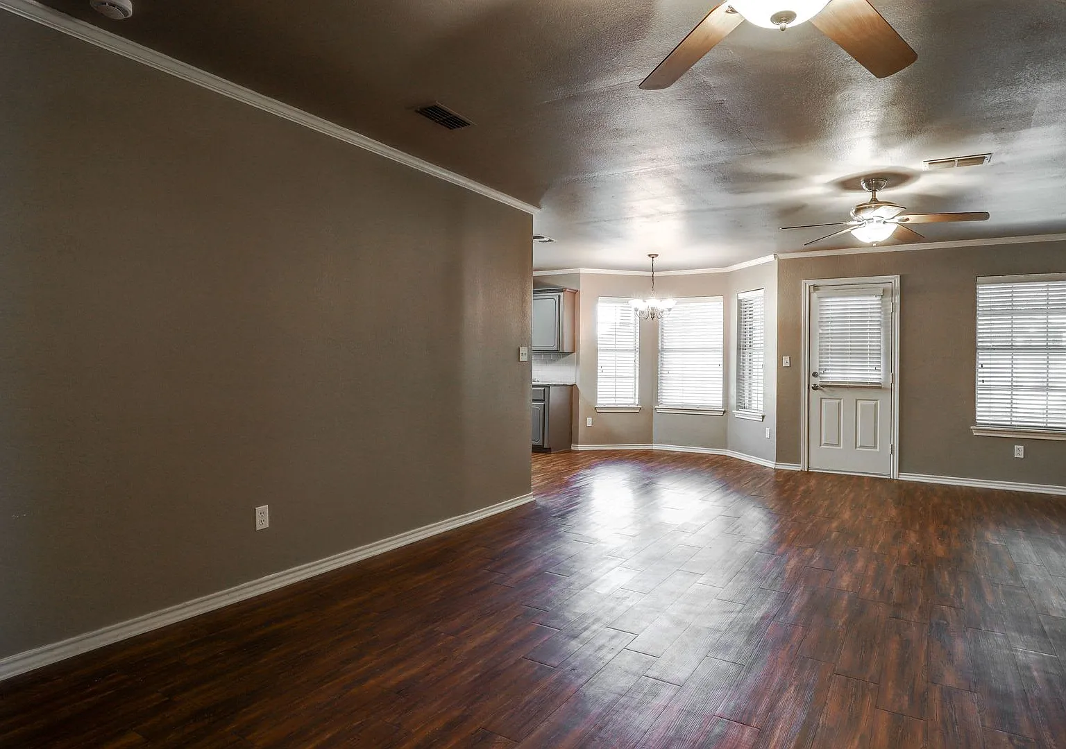 Coming Soon! 3 Bedroom 2 Bathroom House In Pgisd! — Photo 4
