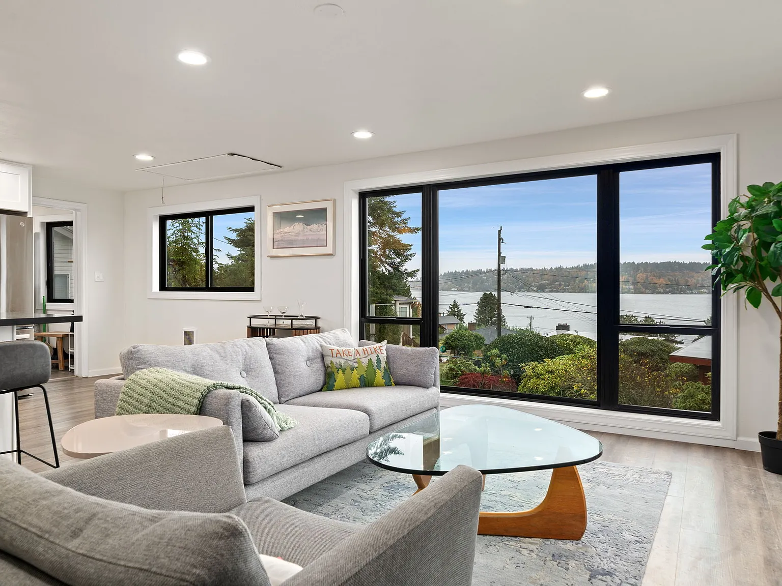 3 bed, 1010 sqft, $3,250 — Photo 3