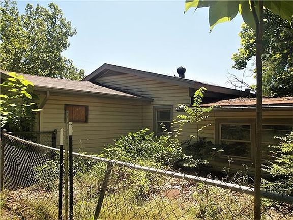 5th image of 217 Larson St