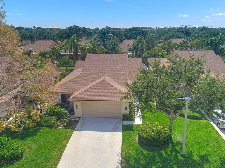 211 E River Park Dr — Photo 2