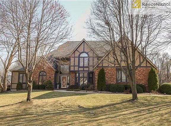 Stately floor plan in super well-maintained home