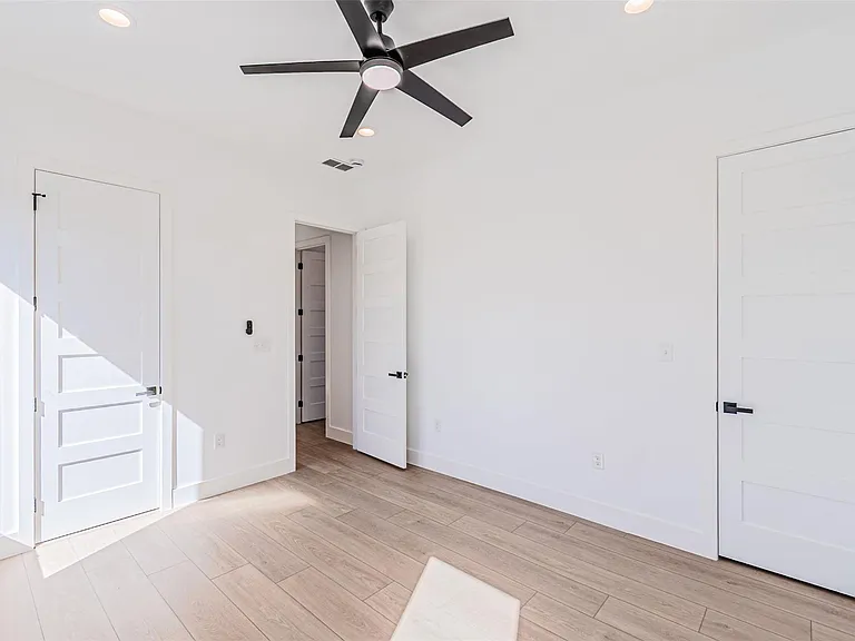 4319 Sylvester St — Photo 26