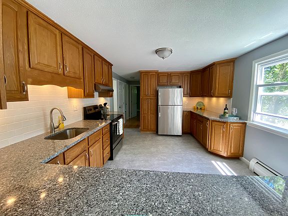 5th image of 94 Glenstone Dr