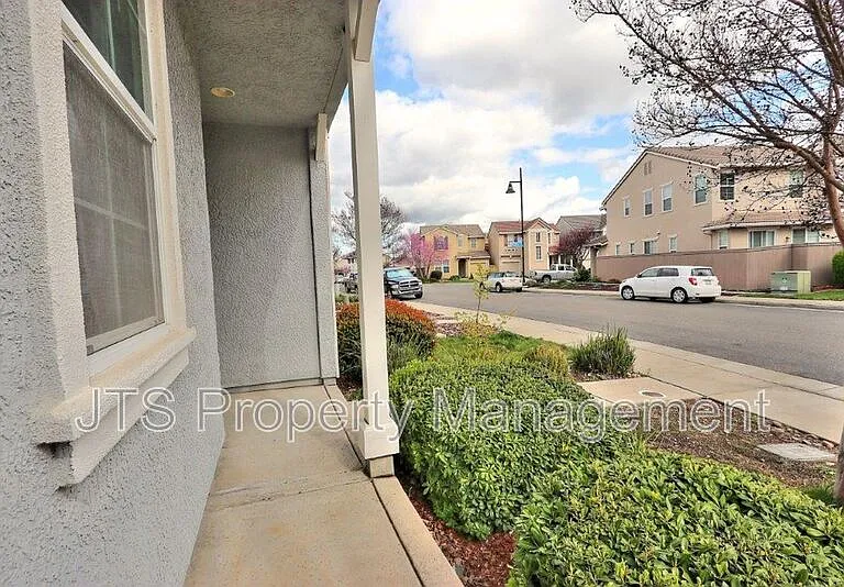 10921 Oakham Dr — Photo 4