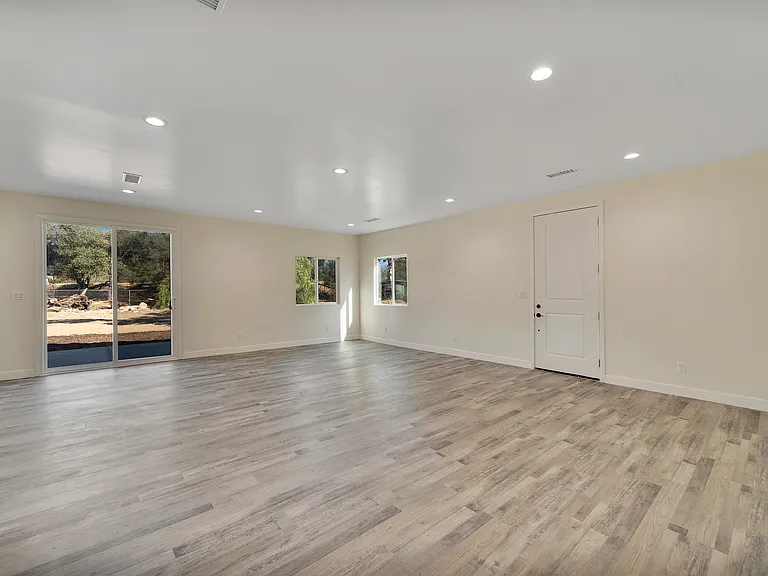 590 Riverside Rd — Photo 3