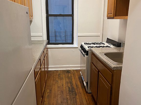 3rd image of 25 Tennis Ct APT 1H